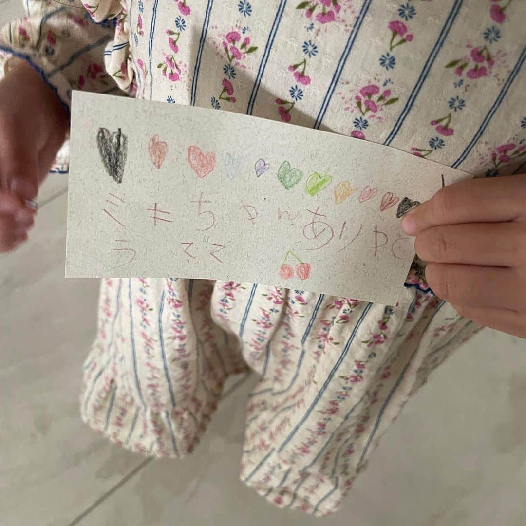 岡田美季さんのインスタグラム写真 - (岡田美季Instagram)「Happy mother's day💝 絵を描いてくれたりお手紙くれたり。 いつもありがとうはこちらです👧💕 今日は撮影のお手伝いもしてくれたりしちゃって。 かわいいなぁ💕💕」5月14日 21時17分 - mikiokada0225
