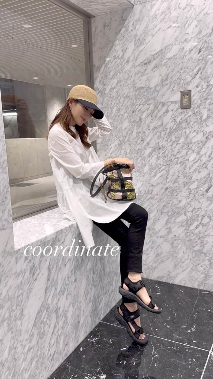 のインスタグラム：「最近続く雨の日には、 濡れても大丈夫、すべりにくい、安定感もあってちゃんとこなれ感もあるスポーツサンダルを❤️ 水場はもちろん、タウンユースも🙆‍♀️  @classicalelf_official ×JaVaコラボの フラットベルクロスポーツサンダルは今年も愛用😃 （こちらはブラックの23.0cm） ベルトで足幅ぴったりに調節ができて 着脱はワンタッチでらくちん。 実はこちら、去年から子どもたちも愛用しています😃 靴下合わせしてもかわいい❤️  ・ #クラシカルエルフ #classicalelf #エルフコーデ #タイアップ #java #ジャバ #uniqlo #gu #zara #ユニクロ #ジーユー #ザラ #zozo #zozotown #zozo購入品 #zozotown購入品 #サンダル #スポーツサンダル #フラットサンダル#今日の服 #今日のコーデ #着回しコーデ」