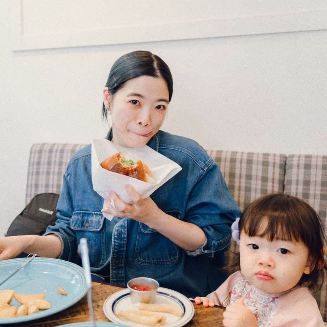 松原加奈恵さんのインスタグラム写真 - (松原加奈恵Instagram)「今年の夏 我が家に エンジェル👼 が もう1人増える予定です！  このまま順調に過ごせれば 7/1より産休をいただきます。  ほとんどの顧客様には 直接お伝えさせていただいておりますが タイミングが合わず担当できていない方や 直近で会えていない友人には ここでの報告になってすいません。  またお仕事復帰する予定なので 様子を見ながらご報告できたらと思います。  家族が増えること、もう一度仕事を休むこと どちらも楽しみと感謝とわくわくと 前向きな気持ちの方が大きいです！ これからも 暖かく見守ってもらえたら嬉しいです🫶🏻  5.6月のご予約はすでに埋まってきております。 できるだけご対応したい気持ちなので キャンセル、お日にち変更は できるだけお早めにご連絡ください。  なお、現在新規のお客様のご予約は受け付けておりません。 申し訳ございません。 また産休明けにお会い出来たら幸いです☺️  最後まで読んでいただきありがとうございます！  matsubara 🕊」5月14日 21時19分 - piiiiiiico