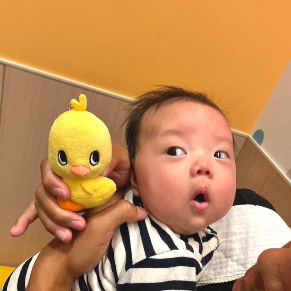 三浦雄也のインスタグラム：「最近は施設にある授乳室とかオムツ替えの設備のありがたみをとても感じるようになりました🚼  #既視感  #チキンラーメン #ひよこちゃん #赤ちゃん #2ヶ月」