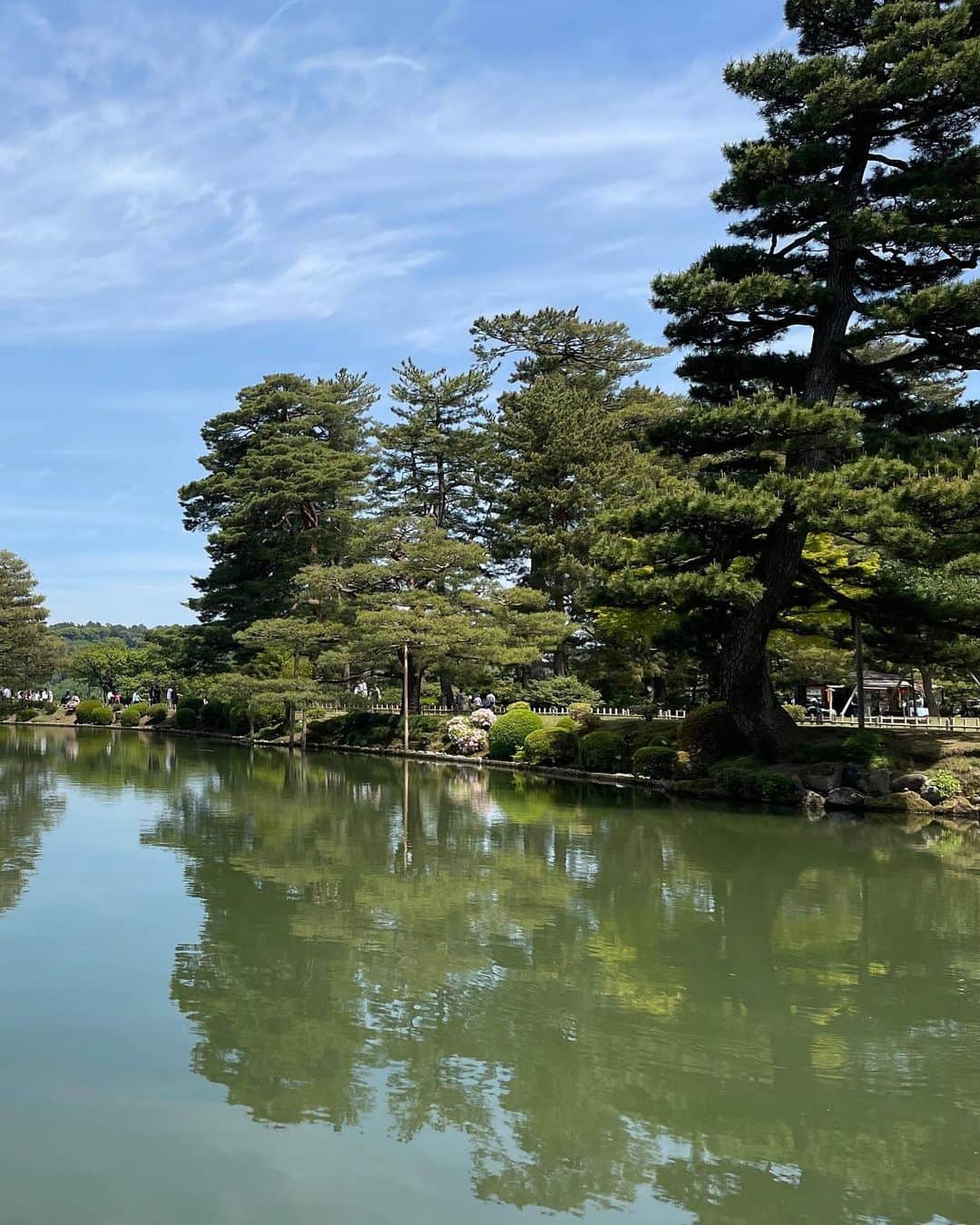 街山みほさんのインスタグラム写真 - (街山みほInstagram)「@machiyamamiho   先月、引っ越してきた石川県👏  友達が遊びにきてくれたので、金沢にある『#兼六園 』に行ってきました😂  引っ越し先で初の観光をしました😂  日本三大庭園でもある兼六園は、緑が多く綺麗な景色を見ながらビールも飲めちゃいますw  お日様の下でビールを飲みすぎちゃったのは内緒🤫💞  （他の投稿はこちら👉 @machiyamamiho ）  #街山みほ #写真 集『Eden』絶賛発売中です💓 7/1〜 #映画 『#ヘタな二人の恋の話 』U-NEXTにて配信中🎬 #女優 として、初の演技、初の主演を務めました！精一杯、頑張りましたので観てください✨#モデル #撮影 #美女 #美人 #可愛い女の子 #綺麗なお姉さん #ファッション #メイク #美肌 #美容 #美ボディ #美脚 #美尻 #水着 #japan #girl #beautiful #model #cute #可爱 #美丽 #真好 #石川県 #観光」5月14日 21時29分 - machiyamamiho