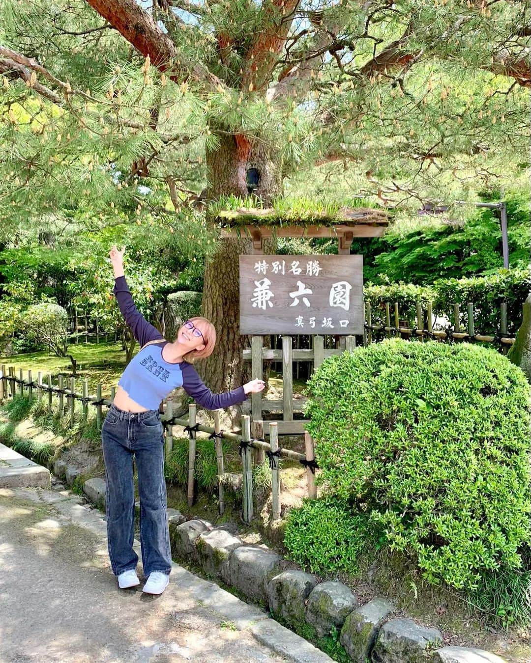 街山みほさんのインスタグラム写真 - (街山みほInstagram)「@machiyamamiho   先月、引っ越してきた石川県👏  友達が遊びにきてくれたので、金沢にある『#兼六園 』に行ってきました😂  引っ越し先で初の観光をしました😂  日本三大庭園でもある兼六園は、緑が多く綺麗な景色を見ながらビールも飲めちゃいますw  お日様の下でビールを飲みすぎちゃったのは内緒🤫💞  （他の投稿はこちら👉 @machiyamamiho ）  #街山みほ #写真 集『Eden』絶賛発売中です💓 7/1〜 #映画 『#ヘタな二人の恋の話 』U-NEXTにて配信中🎬 #女優 として、初の演技、初の主演を務めました！精一杯、頑張りましたので観てください✨#モデル #撮影 #美女 #美人 #可愛い女の子 #綺麗なお姉さん #ファッション #メイク #美肌 #美容 #美ボディ #美脚 #美尻 #水着 #japan #girl #beautiful #model #cute #可爱 #美丽 #真好 #石川県 #観光」5月14日 21時29分 - machiyamamiho