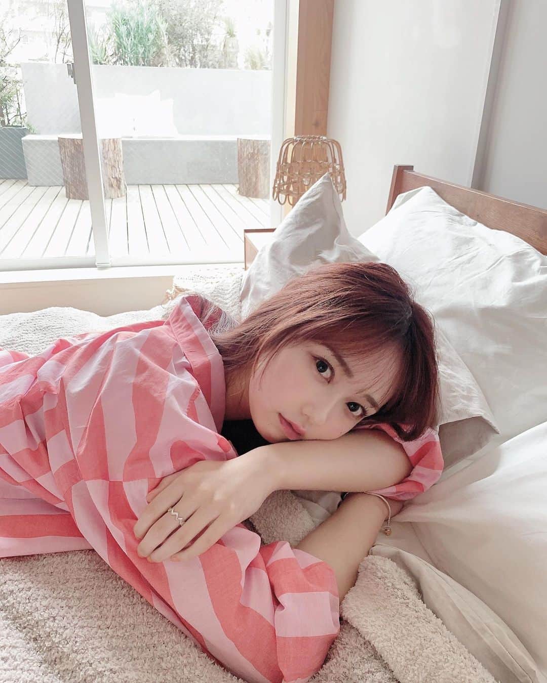 のインスタグラム：「🛌❤️  おやすみ〜‪‪︎︎︎︎︎☺︎  EX大衆さんのオフショット、インスタでの投稿は一旦ここまで！  沢山見てくれてありがとう〜＾＾ 雑誌購入してくれた皆さん、良かったらハガキ書いて出して貰えたらまた掲載して頂ける事に大きく近づくので是非よろしくお願いします💌   #ex大衆  #グラビア  #シャツ  #オフショット  #雑誌  #みてね  #instagood  #instadaily  #photo  #gravure  #akb48」