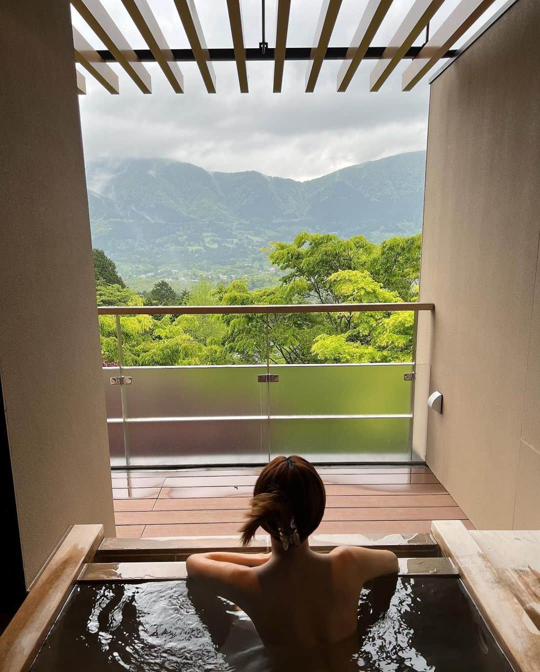 杉山佳那恵さんのインスタグラム写真 - (杉山佳那恵Instagram)「夫と箱根に温泉旅行に 行ってきたよ😛💕  ごはんも美味しいし部屋の 露天風呂が気持ち良すぎて 最高にゆっくりできた💗✨  たまにこうして癒やされるって 素敵だし必要な時間だなぁー。  いっぱい笑ったhappyな 週末でしたっ💗最高やん😛  #箱根#温泉#夫婦旅行#ありがとう#happy」5月14日 21時23分 - kanaxxy_0421