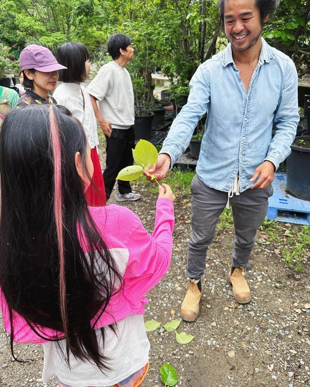 ベビちぃ。さんのインスタグラム写真 - (ベビちぃ。Instagram)「木登りの先生 @seijun_nishihata の植物園 @from_sora #そら植物園 に行ったよ🌴 今日は特別な植物ツアーと、BBQをしました。 植物のことをたくさん教えてもらえて、木登りもさせてもらってとても楽しかったよ😆❣️」5月14日 21時24分 - babychi_official