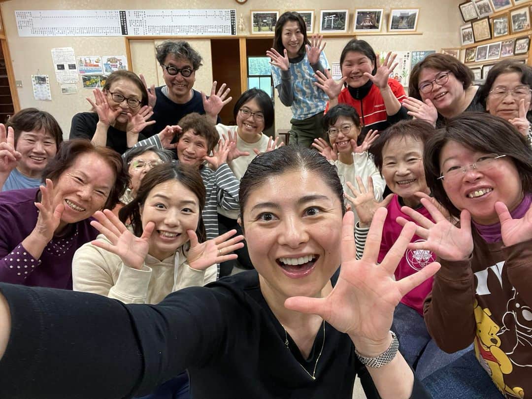 間々田佳子のインスタグラム：「5月14日本日は誕生日。徳島の木頭にてコアフェイストレーニング講座❤️ みなさまご参加ありがとうございました！  #間々田佳子 #コアフェイストレーニング #間々田式表情筋トレーニング #徳島県 #木頭」