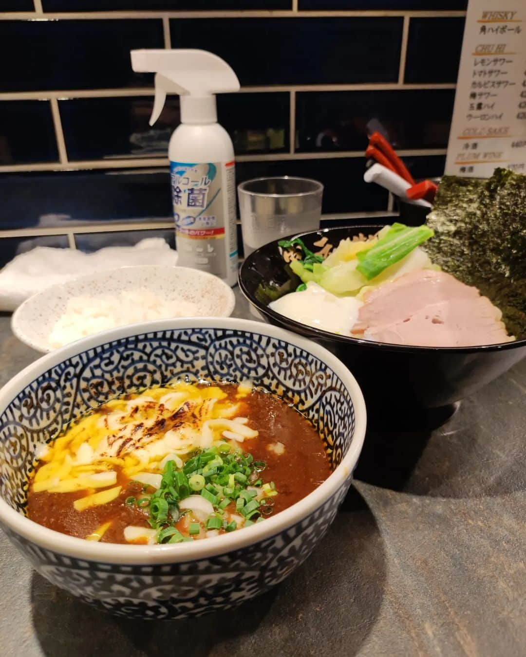 つけMen野郎のインスタグラム：「濃厚カレーつけ麺+チーズ+半ライス 宮元製麺 どうしても外出せねばならなくて、ふと見かけた限定麺に釣られて宮元製麺。濃厚なのは間違いないが、かなり濃い味しょっぱなつけ汁。麺は意外にも太麺ではなく、中細くらい。これは太麺にして欲しかった。ライスが捗ったけど、食後はなかなかにストマックにくるやつでした。」
