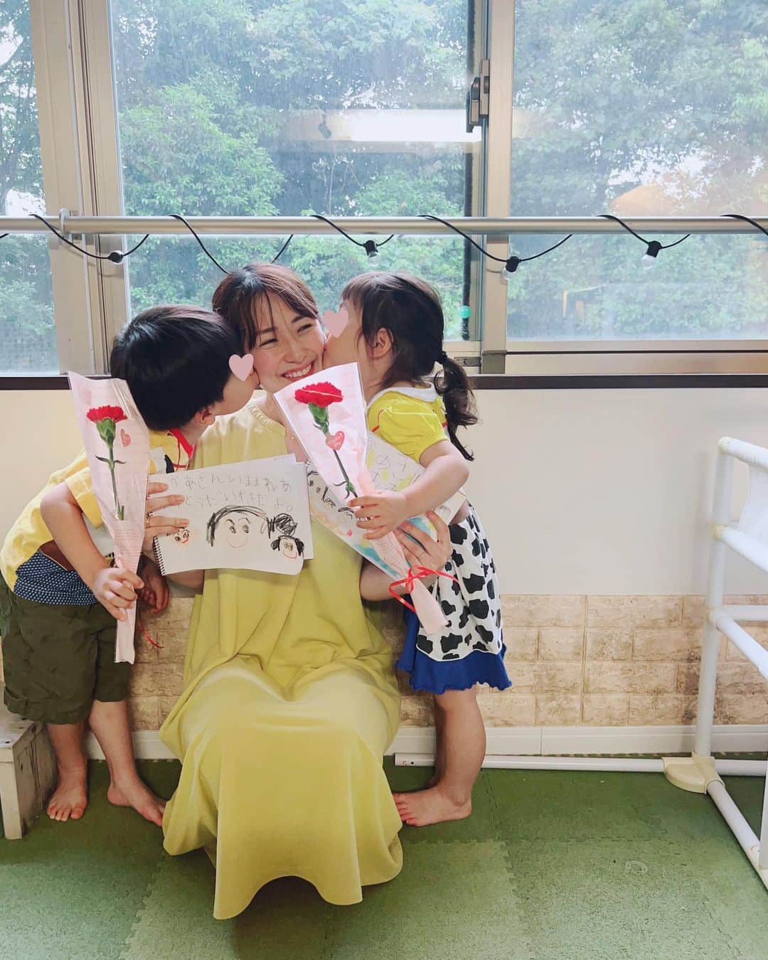 のインスタグラム：「so grateful to be their mom❤️🌹 母の日、最高のプレゼントをもらいました🎁 いつもよりたくさんぎゅーっとして、愛を伝えてもらえた日🫶🏽 私を母にしてくれてありがとう🤍  母たちへは今年はそれぞれが好きなビールを贈りました🍺 これからも人生を楽しく生きて欲しいものです☺️🌹  #母の日 #HappyMothersday」