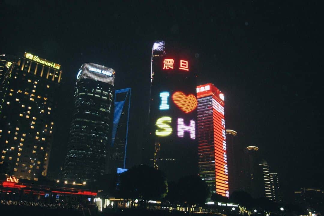 ロンモンロウさんのインスタグラム写真 - (ロンモンロウInstagram)「外滩真美啊！来江边吹风～ #waitan  #shanghai  #上海」5月14日 21時28分 - ronmonroe_official