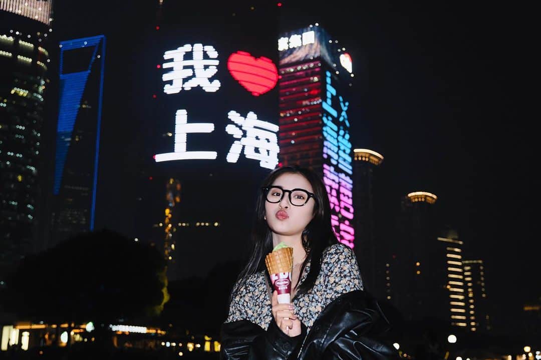 ロンモンロウさんのインスタグラム写真 - (ロンモンロウInstagram)「外滩真美啊！来江边吹风～ #waitan  #shanghai  #上海」5月14日 21時28分 - ronmonroe_official