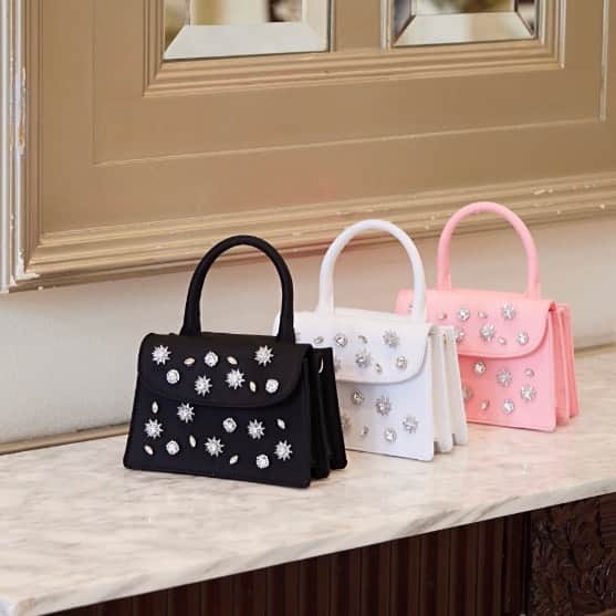 Tsuru by Mariko Oikawaのインスタグラム：「twinkle bag.  様々な形のビジューが散りばめられたミニバッグ。 小さいサイズ感とクラシカルなフォルムがスタイリングのアクセントに。 ショルダーとしてもお使い頂から2way仕様。  Caitlin ¥18,700（tax in）  #tsuru #tsurubymarikooikawa #2023ss」