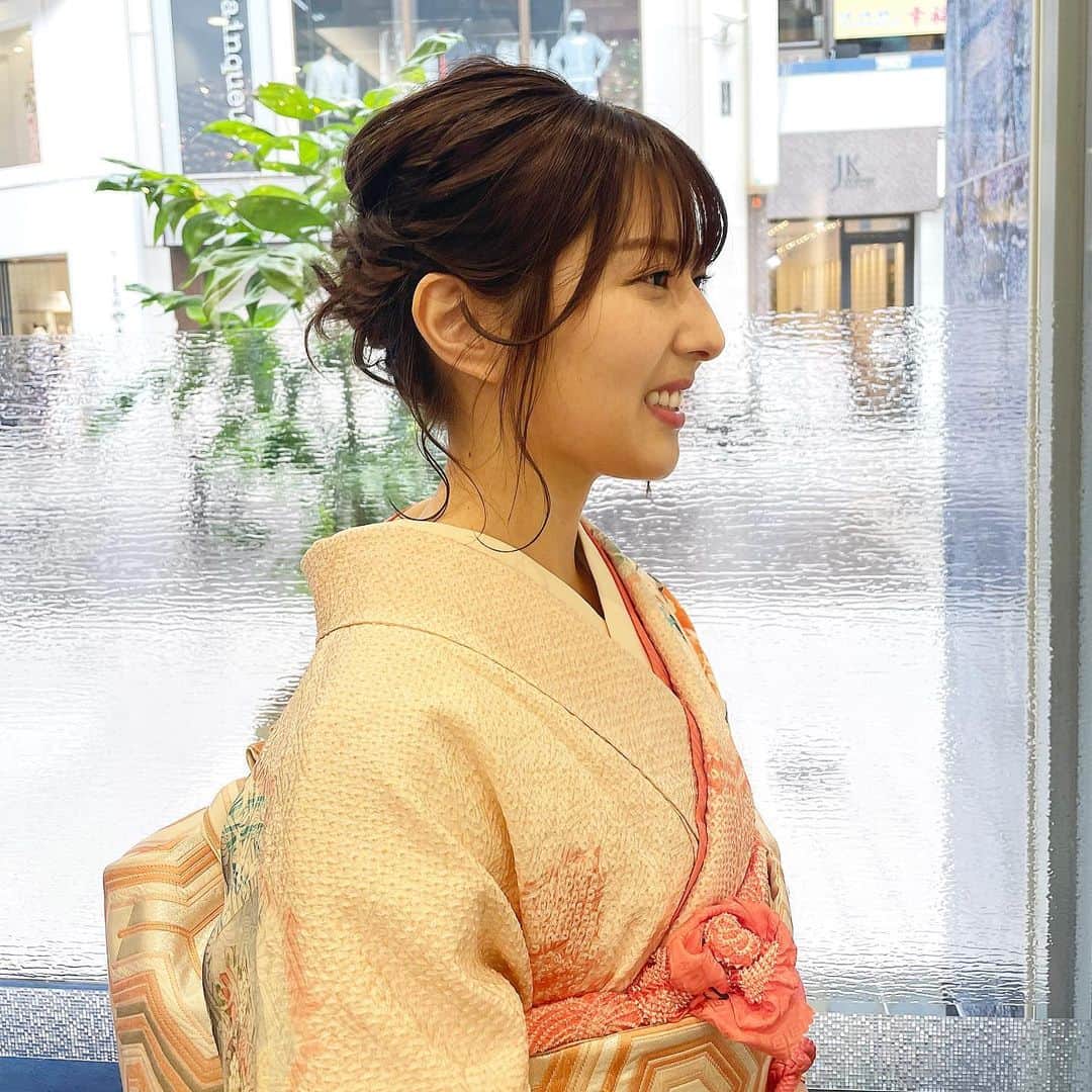 林田雪菜のインスタグラム：「先日 友人の結婚式の時🤍  母の振袖です✨  ２０歳の時はあまり分からなかった「古き良き」がようやくわかるようになってきました！  ありがたいことにカットハウスモア上通り店では着付けもしていただけるということで 振袖を綺麗におしゃれに着付けをしていただいて、そして振袖に合わせて髪も素敵にセットしていただきました🥹 1箇所でどちらもできるのはすごく助かりました！！ 着物はいつも以上にピシッと背筋が伸びますね👘🤍  #熊本#結婚式着付け #結婚式ヘアアレンジ #ねじりアレンジ #結婚式お呼ばれ #ヘアアレンジ #ヘアセット #結婚式振袖 #振袖着付け #母の振袖 #熊本美容室 #cuthousemore #cuthousemore上通り店 #カットハウスモア  #やっと投稿できた笑 #一応母の日ということで母の振袖投稿✨」