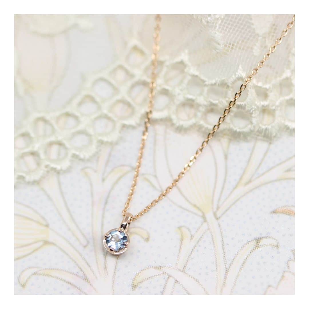 ith / イズ オーダメイド結婚指輪さんのインスタグラム写真 - (ith / イズ オーダメイド結婚指輪Instagram)「ご結婚1周年を記念して、 奥様へ贈るネックレスをお仕立てしました。  爽やかなブルーの宝石はアクアマリン。 お二人が入籍された3月の宝石です。  ピンクゴールドの地金と組み合わせて かわいらしく仕上げたこのネックレスが、 いつもお二人に幸せを届けてくれますように。  *********************************** ⧉ ith 公式WEB  @ith_marriage アカウントTOPへ 　 ☞ プロフィールURLをタップ  ⧉ 公式ハッシュタグ   ☞ #イズマリッジ   ⧉ 暮らしに寄り添うジュエリー  ith online store ☞  @ith_jewelry   ***********************************  #結婚指輪 #マリッジリング  #婚約指輪 #エンゲージリング #カスタマイズ #オーダーメイド #オーダーメイドリング #手仕事 #結婚指輪オーダー #アトリエ #ゴールドリング  #ダイヤモンド #結婚指輪探し #結婚指輪選び #指輪選び #指輪探し #結婚準備 #婚約 #プロポーズ #プレ花嫁  #花嫁準備 #2023夏婚 #2023秋婚  #2023冬婚 #2024春婚 #職人   https://www.ateliermarriage.com/column/online_store/84315」5月14日 21時35分 - ith_marriage
