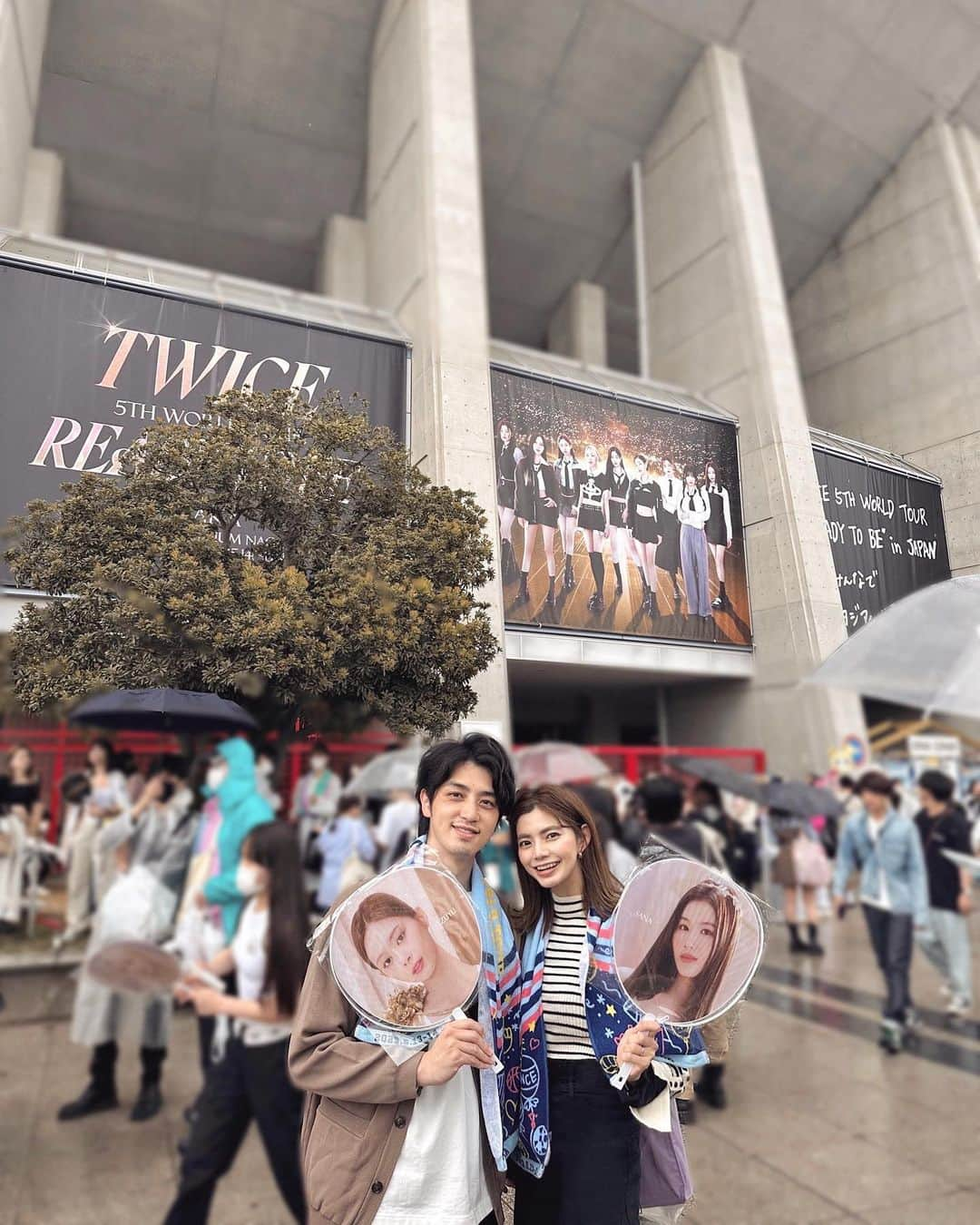 畑有里紗のインスタグラム：「大大大好きなTWICE🥹💓 1年前の東京ドームぶりに 今回も夫婦で行ってきたよ〜👫♡  声出しOKの野外ライブ 楽しさが全然違ったなぁぁ🥹🏟️👏 ずっと雨予報やったけどまさかの途中で止んでくれたうえに太陽まで出てきて☀︎終盤帰る頃にはこんな綺麗な夕日が広がってた🌇(3枚目)  生歌もパフォーマンスもソロもトークも全部全部 今回も本間にさいっこうでした😭😭💕 それぞれ推しはいるけど9人みんな大好き🥰 肉眼でも見れてほんま幸せすぎる時間やった🥹♡   雨にも関わらず最高のパフォーマンスを ありがとう〜🫶 @twicetagram   そしていい子にお留守番してくれてたトナちゃんも 快く送り出してくれたお義父さんお義母さんにも感謝🙏♡  @sho_arii.family  #twice_5th_world_tour#twice_ready_to_be#ヤンマースタジアム長居#twiceライブ#ライブ参戦#夫婦の趣味#ワンス#once#サナペン#ツウィペン#readytobe」