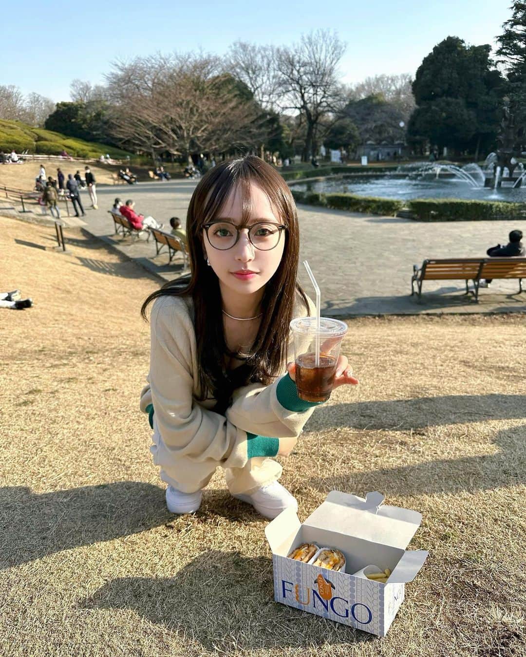 平尾優美花（ゆみちぃ）さんのインスタグラム写真 - (平尾優美花（ゆみちぃ）Instagram)「ピクニック🥪 娘を遊ばせながら、サンドイッチとコーヒー買ってまったり〜  紫外線は美容の天敵だけど、心の健康のためには必要です🌈」5月14日 21時36分 - hirao_yumika