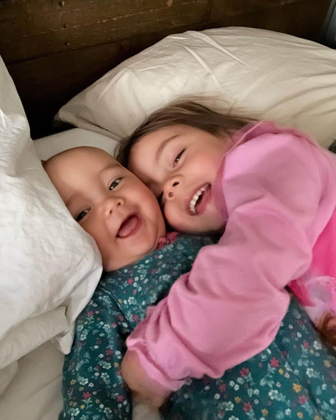 のインスタグラム：「Mother’s Day with these 2 😍🌷  These kids might be adorable during the day but this mama got another sleepless night as a gift 🤣 Hope all you other mamas got something more exciting ❤️  #happymothersday」