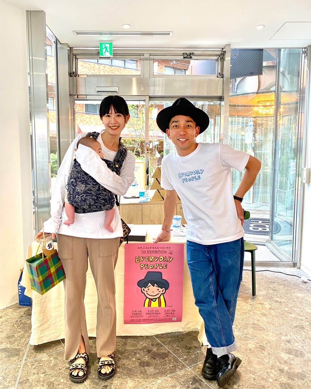 リサ のインスタグラム：「今週の初めに、D.W.ニコルズだいちゃん @daisukewhatanabe の初の個展へ行きました🧚🏻‍♀️  だいちゃんのイラストはどれもとても素敵で、 明るい色いっぱいだったので、 娘もガン見でした😇🌈  気付けばだいちゃんとは、初めて対バンさせてもらってからもう9年？くらい経っていて、 とても長く仲良くしてもらっています🥹 一緒に歌ったのがすごくすごく楽しくて、 今でも忘れられない時間です🎤 なんかそういう瞬間てあるよね あと急にラジオ呼んでくれたり笑  20代の頃に音楽で、ライブで、出会った大切な人たちとは 忘れられない時間と歌が心に刻まれていて、 いつもそのお陰で強く生きてこられた気がします🫶🏻 またステージで会いたくて、がんばってたよ🧚🏻‍♀️  今はいつか娘とニコルズのライブに行くのが ひそかな夢です😙🎶」