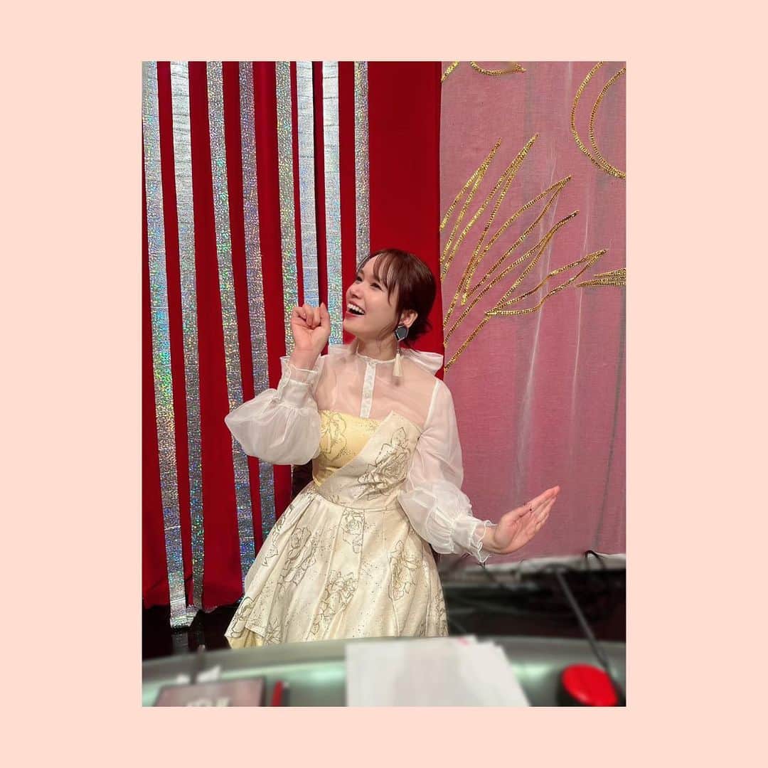 ソニンのインスタグラム：「. 平成令和のヒット曲を100人が熱唱！『#オールスター合唱バトル 』  審査員つとめさせていただきました。 全てのパフォーマンスに大感動。 恐縮ながら審査員として採点をしなければならなかったのですが、どうつけるのが正解なのかわからない状態からスタートして最後まで混乱していました🤯歌に点数をつけるなんて、ねぇ…大変でした😭  甲乙ではない、それぞれのチームに個性と魅力が詰まっていて、皆様の人生に触れたような感覚で、あの場にいれてただ幸せでした。 ありがとうございました。  合唱チームの皆様お疲れ様でした！素敵なパフォーマンスありがとうございました！  #オンエア見ながらも泣いてしまった #みなさんのファンになりました #ファクトリーガールズ #明日も稽古頑張ります！！！！！  #宮本亞門　さん　#岡本知高　さん　#ソニン」