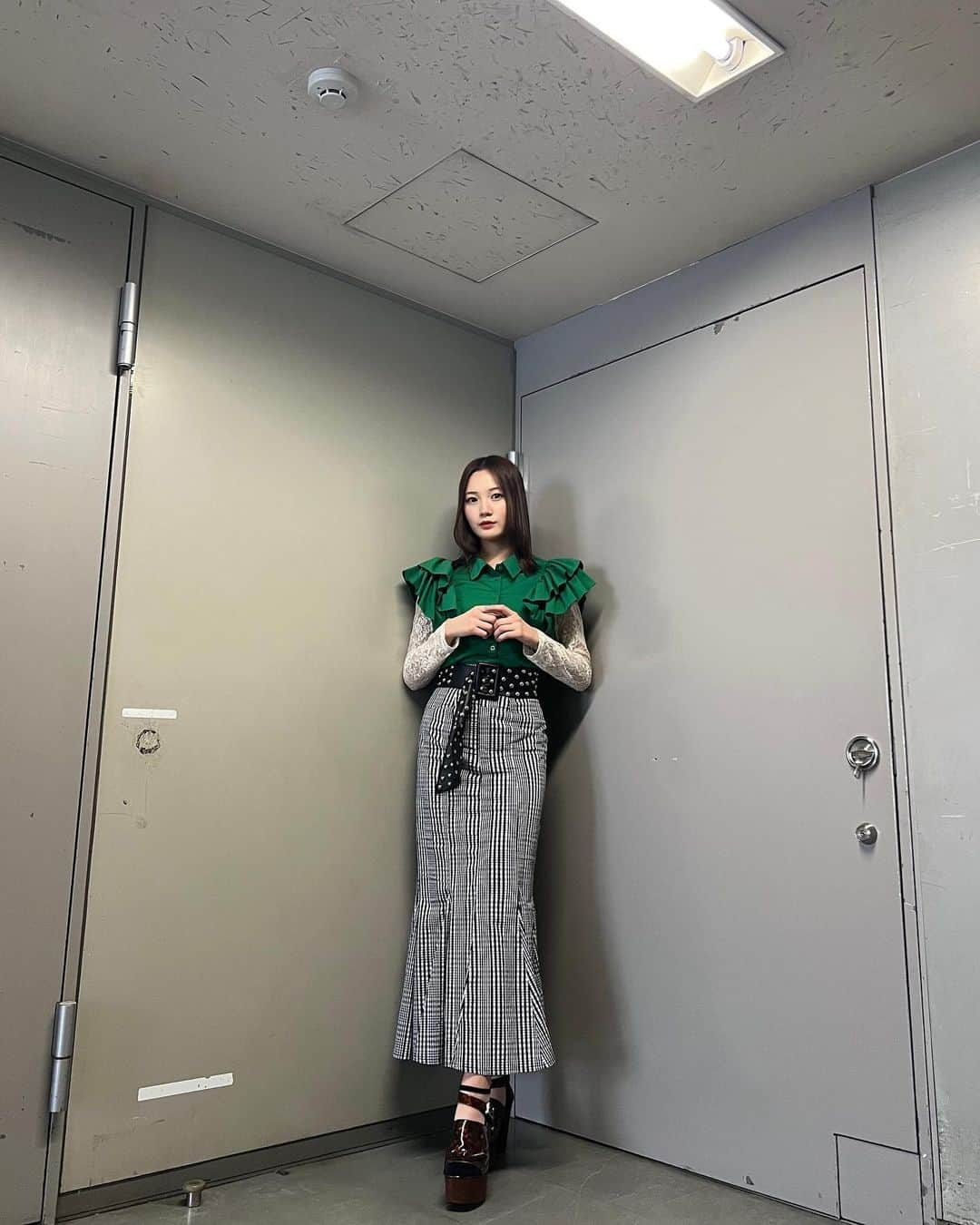 眞鍋杏樹さんのインスタグラム写真 - (眞鍋杏樹Instagram)「#anjumode 🦖  今日の服のテーマは、 「#コンサバ 」でした❤︎  雑誌のファッション編集部で働くOLを意識したファッション🫣  お話し会来てくださった方ありがと💕コンサートや舞台や気づいたら全然関係ない話になってたりと本当に楽しい時間⏰また来週もよろしくねぇ〜！！  お話し会終わりにマリオの映画を観に行ってきました❣️ しかも！！4DX！！！ずっとアトラクション乗ってるみたいで！！ ほんまに楽しすぎる。 これは、また行きたい！！！って思いました！！！  #ootd #ootdfashion #fashion #code #コンサバコーデ #骨格ストレート #骨格ウェーブ #164scale #高身長コーデ #春コーデ#20代コーデ #royalparty #ロイヤルパーティー #映画 #02 #02년생 #アイドル #nmb48」5月14日 21時40分 - 10th_anjune