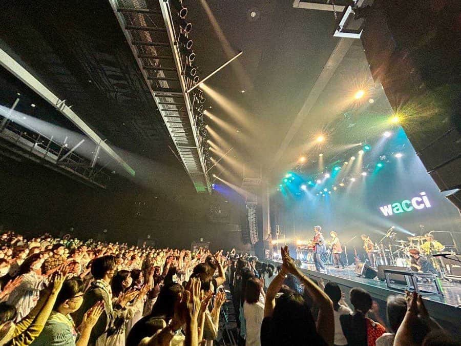 横山祐介のインスタグラム：「🥁2023.5.14📷 ツアー3本目宮城。 母の日特別ver.  思い返せば初ツアー初日のenn 2ndからなんと9年。満員のPIT嬉しすぎたなぁ。 歩みの遅い僕らだけど、見つけてくれて、好きになってくれて、ライブに足を運んでくれてありがとう。 まだまだ、もっと頑張ります。  次はすこーし空いて、福岡へ。 待っててねー！  #wacci #growing #gretschdrums  #meinlcymbals  #promarksticks  #evansdrumheads  #drums #drummer #drumlife  #drumuniversity #drumstagram」