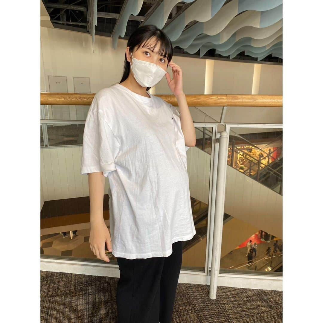 川添りなさんのインスタグラム写真 - (川添りなInstagram)「🤰🏻🩵  思ったよりTシャツがくしゃくしゃで恥ずかしいっ🫣💦笑  今日は久しぶりにいきなりステーキを食べて幸せな気分になりました🥩たま〜に食べるといいのよねっ🩷  3枚目の写真は娘を見て笑ってるところ😂  #妊婦生活 #2人目妊娠中  #いきなりステーキ #だいすき」5月14日 21時44分 - zorina_522