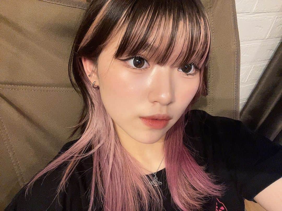 沢村りさのインスタグラム：「🎀💕💓💗 ⁡ ⁡ ⁡ ⁡ #ミディアム #外ハネ #ストレート #インナーカラー #ピンク #カラーシャンプー #メイク #ピンクメイク #makeup #make #19 #03 #팔로우 #좋아요 #팔로우미 #인스타 #셀스타그램 #메이크 #화장품 #instagood」