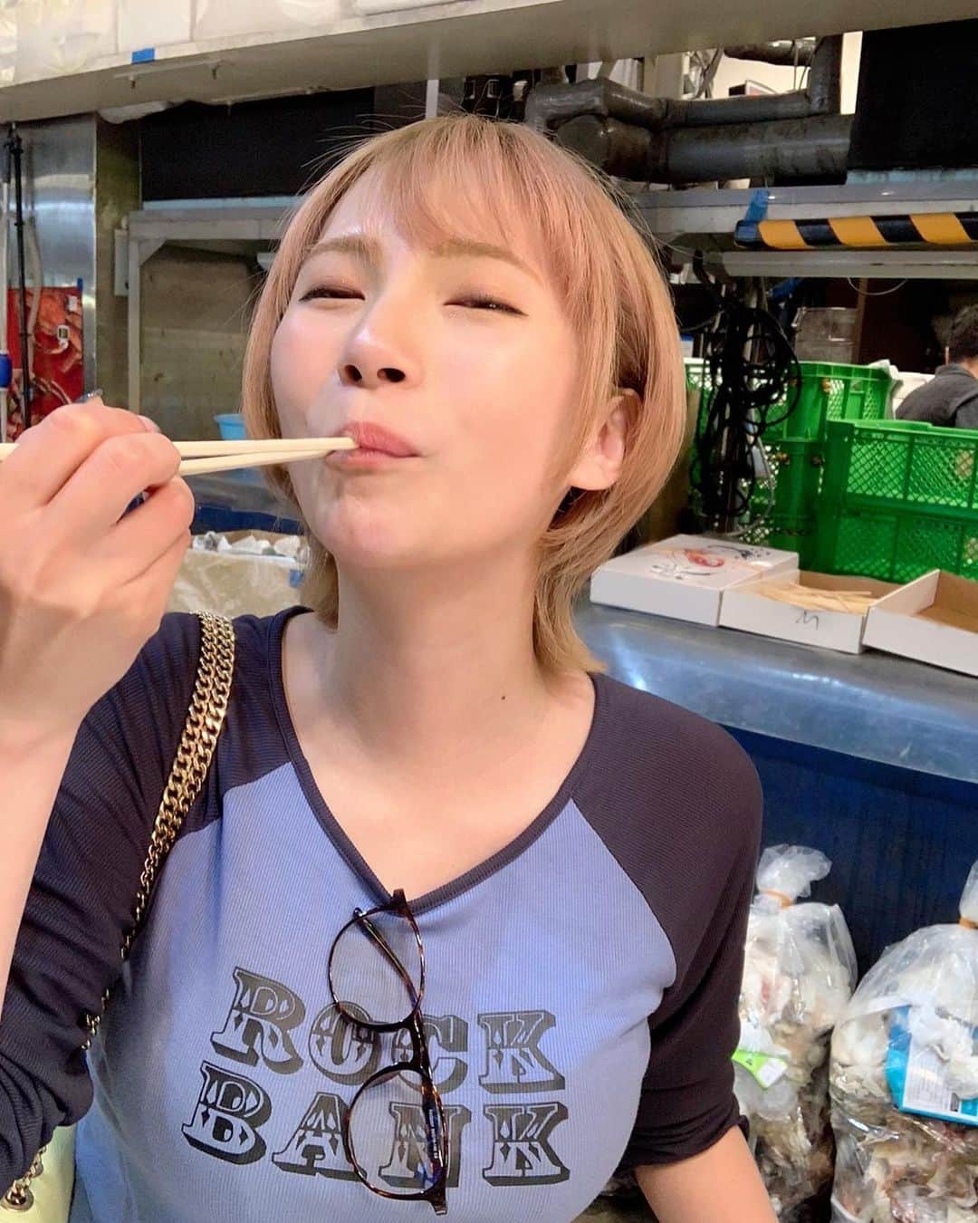 街山みほさんのインスタグラム写真 - (街山みほInstagram)「@machiyamamiho   金沢の思い出✨その②  #兼六園 行った後は♪  『#近江町市場 』で食べ歩きしました🤤✨  生ウニや牡蠣をその場で食べられて、プリップリで美味しかった💞  でも、一番は✨  回転寿司屋さんで食べたマグロ丼🍣🐟💖  赤身〜トロまで、沢山乗っていて美味しすぎたよぉぉおおお！！！  これからも、ちょくちょく  金沢での日々を投稿していきます🫡💓  （他の投稿はこちらから👉 @machiyamamiho ）  #街山みほ #写真 集『Eden』絶賛発売中です💓 7/1〜 #映画 『#ヘタな二人の恋の話 』U-NEXTにて配信中🎬 #女優 として、初の演技、初の主演を務めました！精一杯、頑張りましたので観てください✨#モデル #撮影 #美女 #美人 #可愛い女の子 #綺麗なお姉さん #ファッション #メイク #美肌 #美容 #美ボディ #美脚 #美尻 #水着 #japan #girl #beautiful #model #cute #可爱 #石川県 #グルメ #観光」5月14日 21時56分 - machiyamamiho