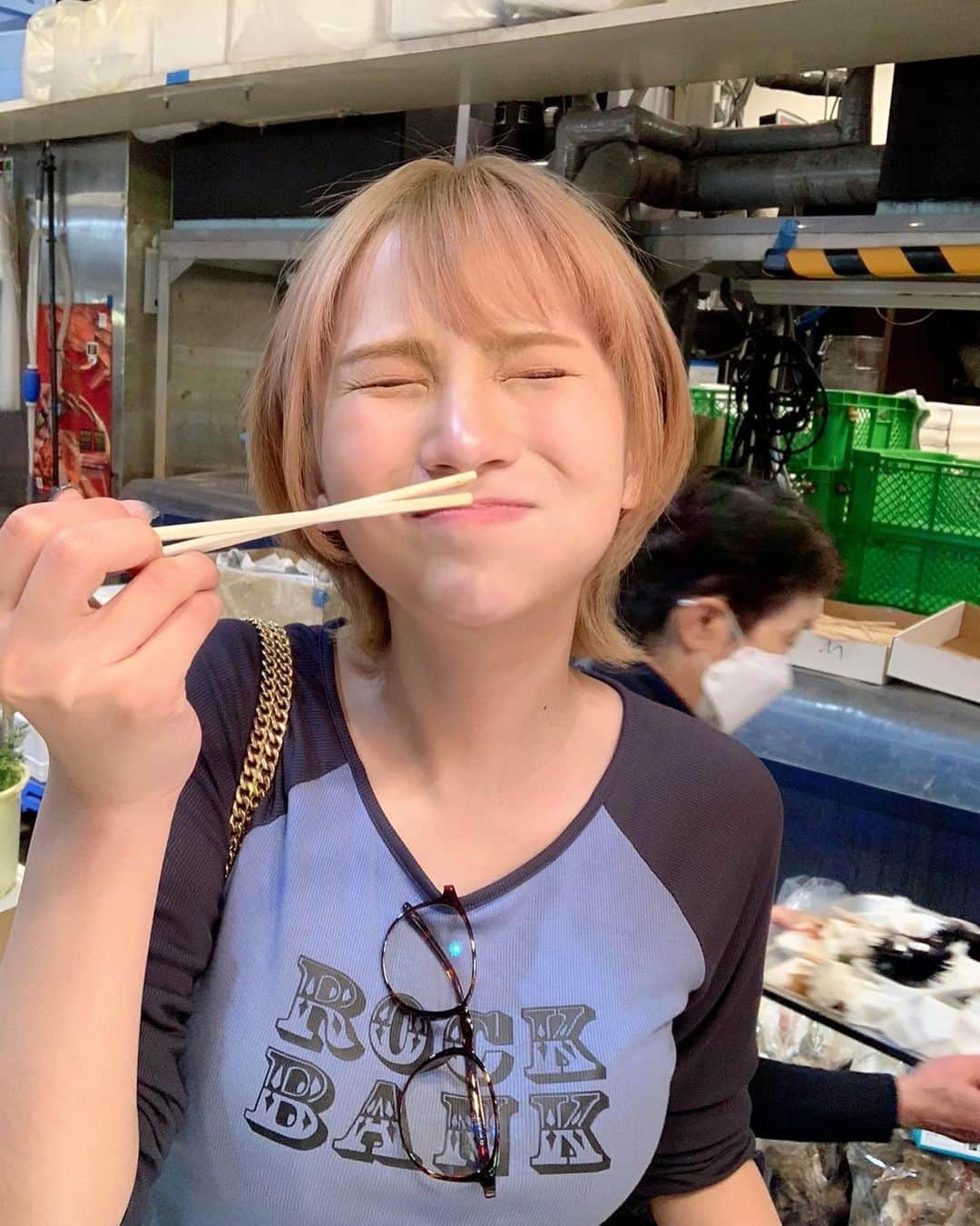 街山みほさんのインスタグラム写真 - (街山みほInstagram)「@machiyamamiho   金沢の思い出✨その②  #兼六園 行った後は♪  『#近江町市場 』で食べ歩きしました🤤✨  生ウニや牡蠣をその場で食べられて、プリップリで美味しかった💞  でも、一番は✨  回転寿司屋さんで食べたマグロ丼🍣🐟💖  赤身〜トロまで、沢山乗っていて美味しすぎたよぉぉおおお！！！  これからも、ちょくちょく  金沢での日々を投稿していきます🫡💓  （他の投稿はこちらから👉 @machiyamamiho ）  #街山みほ #写真 集『Eden』絶賛発売中です💓 7/1〜 #映画 『#ヘタな二人の恋の話 』U-NEXTにて配信中🎬 #女優 として、初の演技、初の主演を務めました！精一杯、頑張りましたので観てください✨#モデル #撮影 #美女 #美人 #可愛い女の子 #綺麗なお姉さん #ファッション #メイク #美肌 #美容 #美ボディ #美脚 #美尻 #水着 #japan #girl #beautiful #model #cute #可爱 #石川県 #グルメ #観光」5月14日 21時56分 - machiyamamiho