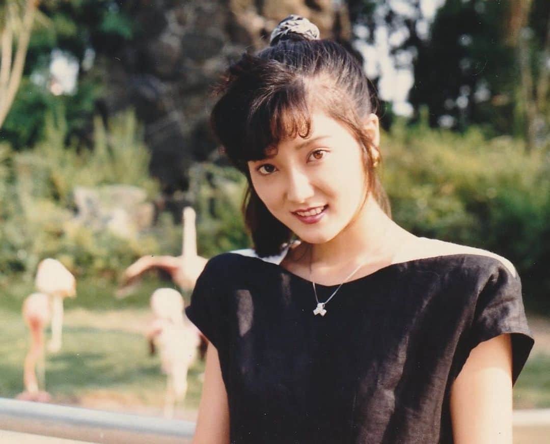 メロディー・モリタのインスタグラム：「My mom❤️ 若い頃の母🌹  The necklace she's wearing in this photo is what she gave me when I became 20, and it's one of my most cherished pieces.  "A mother is she who can take the place of all others but whose place no one else can take."  There are so many things moms pass down to their children, but the most important is what you can't see. My mom is always there for me no matter what, and she has taught me true strength, perserverance, and love since day one. Appreciate all that they do and let them know because the time we all have together here isn't forever. It's not just today but every. single. day. that we should be celebrating them.❤ Happy Mother's Day!✨  この写真で母がつけているネックレスを私が20歳の時に譲ってもらったのですが、とてもお気に入りの一つで大切に使かっています☺️  他にも母から譲り受けた品物は沢山ありますが、それ以上に、目に見えない愛情を沢山受けてきたことに日々感謝しています✨ Happy Mother's Day!」
