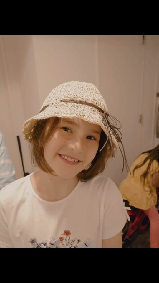 のインスタグラム：「· リボンを前にしたらかわいかったよ😄👍🏻 後ろでももとゆきが何かシテルよ🤣 #ピーチフラワー  #三姉妹」