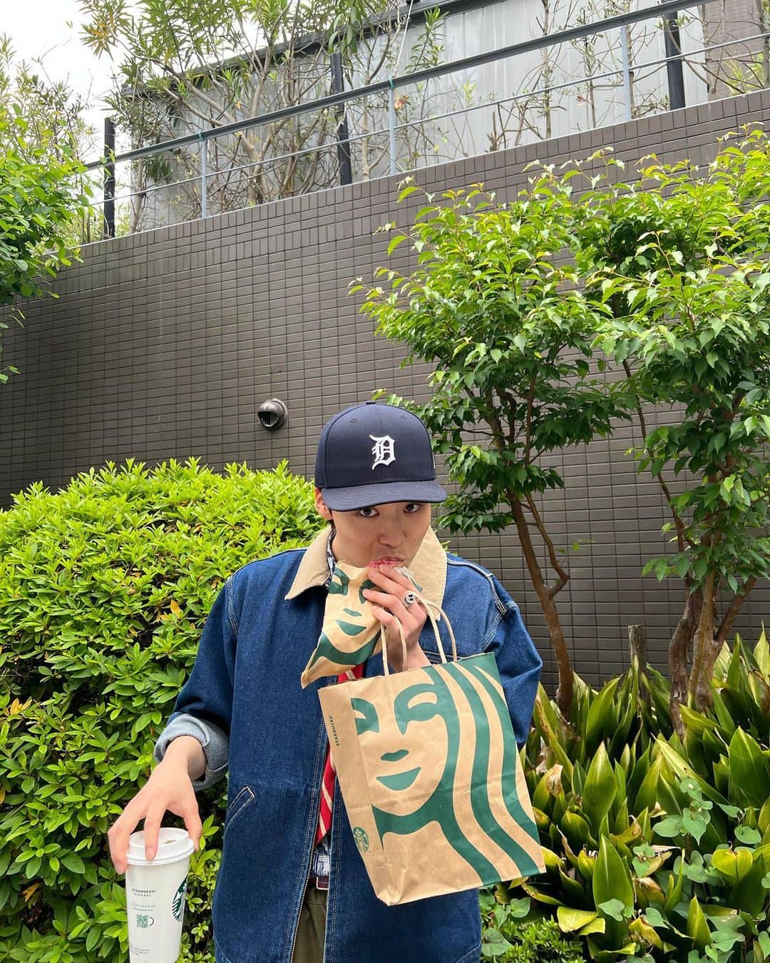 八村倫太郎（WATWING）さんのインスタグラム写真 - (八村倫太郎（WATWING）Instagram)「最近はスタバのワンモアコーヒーにお世話になってます。ドーナツ美味。  I have been using Starbucks' One More Coffee recently. The donuts are delicious.」5月14日 21時50分 - rintaro_watwing
