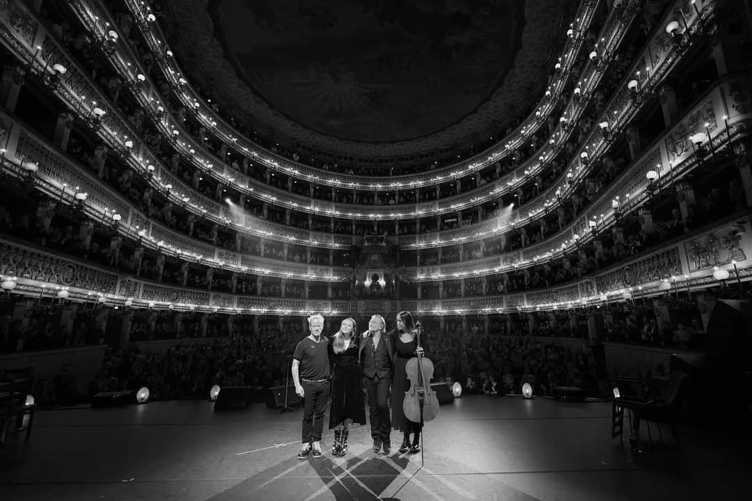 U2さんのインスタグラム写真 - (U2Instagram)「Back to Sorrento…  📸 - @kevinmazur @gettyentertainment」5月14日 21時50分 - u2