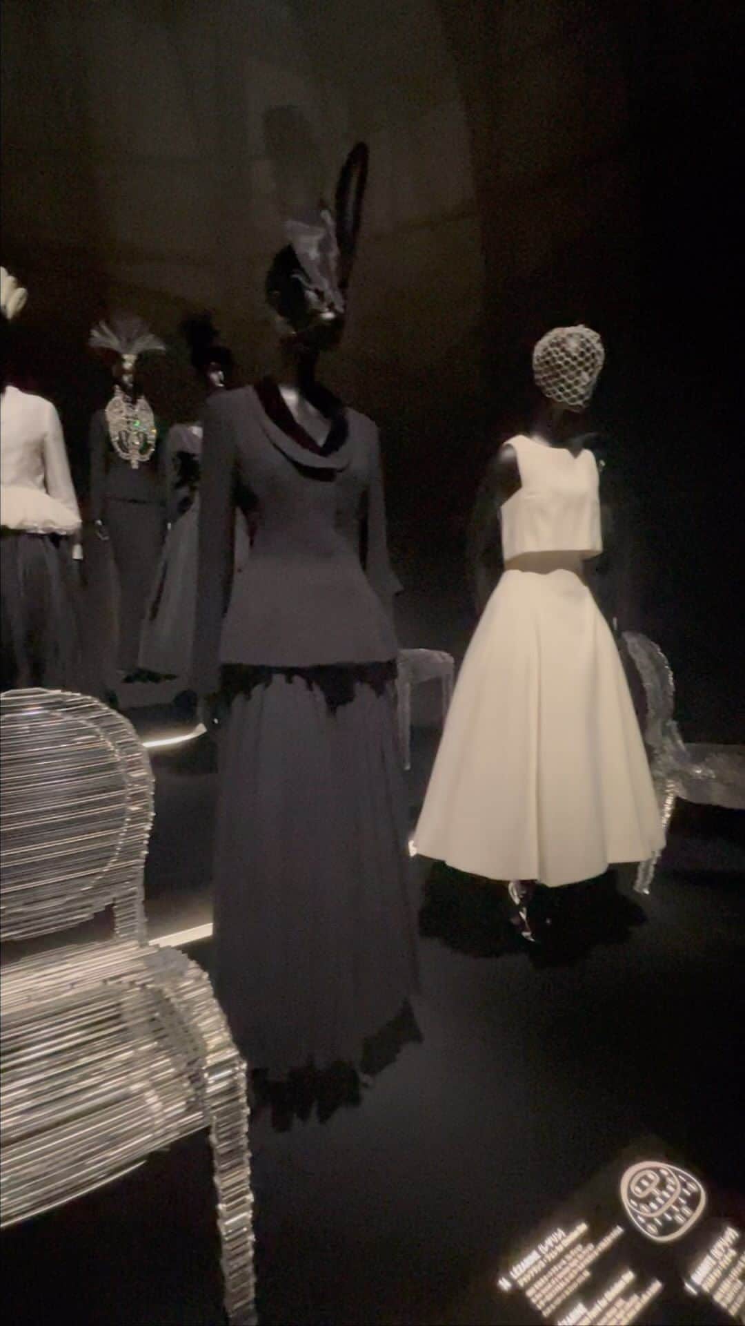 akikoのインスタグラム：「現美で開催中の「クリスチャン・ディオール、夢のクチュリエ」展、素晴らしかった。2時間いたけど、まだ物足りないくらい。フレンチのフルコース3回分くらいのボリュームなんだけど、またすぐ行きたい、みたいな。  メゾンの伝統と意思を受け継ぐ歴代のクチュリエの作品はもちろんのこと、この現美の建築の構造を活かした空間演出とデザインが素晴らしい。動画や写真では伝えきれないから直接行って欲しいです。 とは言え、今月末28日までで、事前予約はソールドアウト。当日券もかなりハードル高そう。。。運がよければ、時々出る予約のキャンセルを狙うといいかも。  たくさんの刺激を受けたエキジビジョンだったけど、こんなに素晴らしいのに一番印象に残ってるのは、ギャラリストだったディオールが扱っていたマン・レイの[非ユーグリッドオブジェ]と、ガリアーノの「センスがないより、センスが悪いほうがまだマシだ」という言葉。共感。  #クリスチャンディオール夢のクチュリエ展」