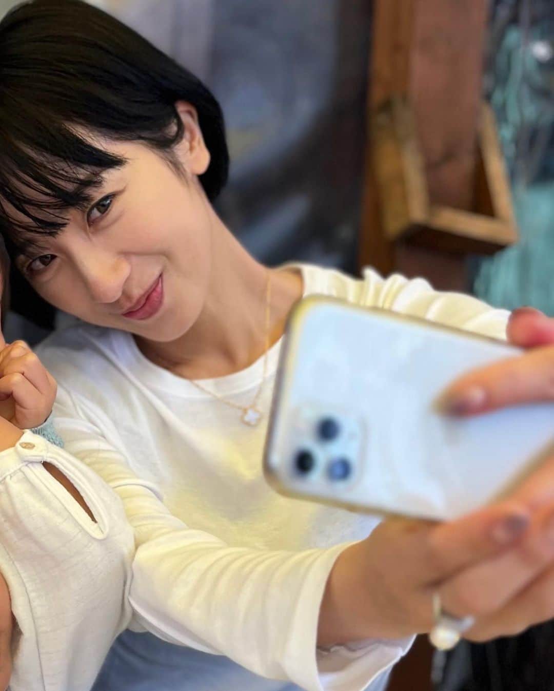 のインスタグラム：「. 休日。 頭空っぽにして癒された🌼  新たな作品の準備が始まる。 楽しみのような逃げたくなるような、 いつも奇妙な感覚です。  娘のお手伝い🫛 かわいいぷくぷくの手。」