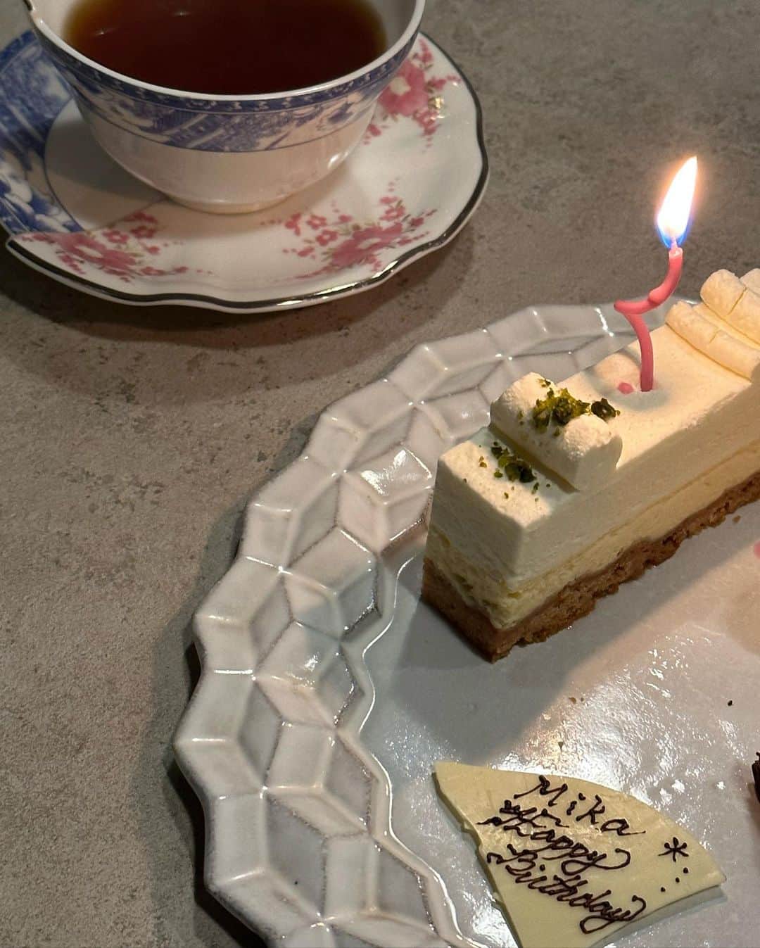 簑島三佳のインスタグラム：「誕生日当日は リリがリビング飾りつけしてくれてパパご飯でお祝い🍽️  めっちゃいいお肉焼いてくれて ビーフシチューも美味しかった  チビから毎年もらうお手紙は 今年はお友達の寄せ書きで これも嬉しかったなー  お花もありがとう✨  #mybirthday」