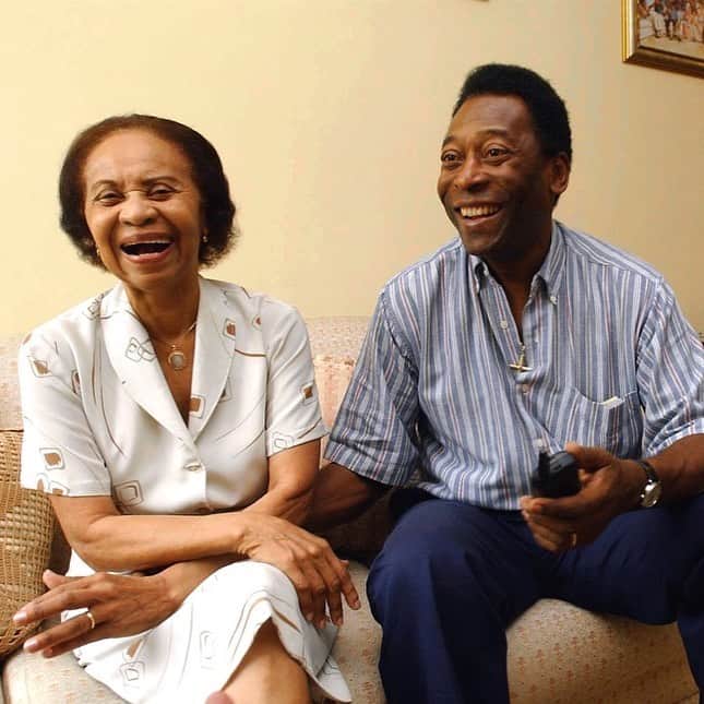 ペレのインスタグラム：「No dia de hoje, esperamos que vocês possam estar sorrindo assim, como a Dona Celeste ao lado do seu filho. A Pelé Foundation deseja um Feliz Dia das Mães para todos.  . Today, we hope you can be smiling like this, like Dona Celeste next to her son. The Pelé Foundation wishes everyone a Happy Mother's Day.」