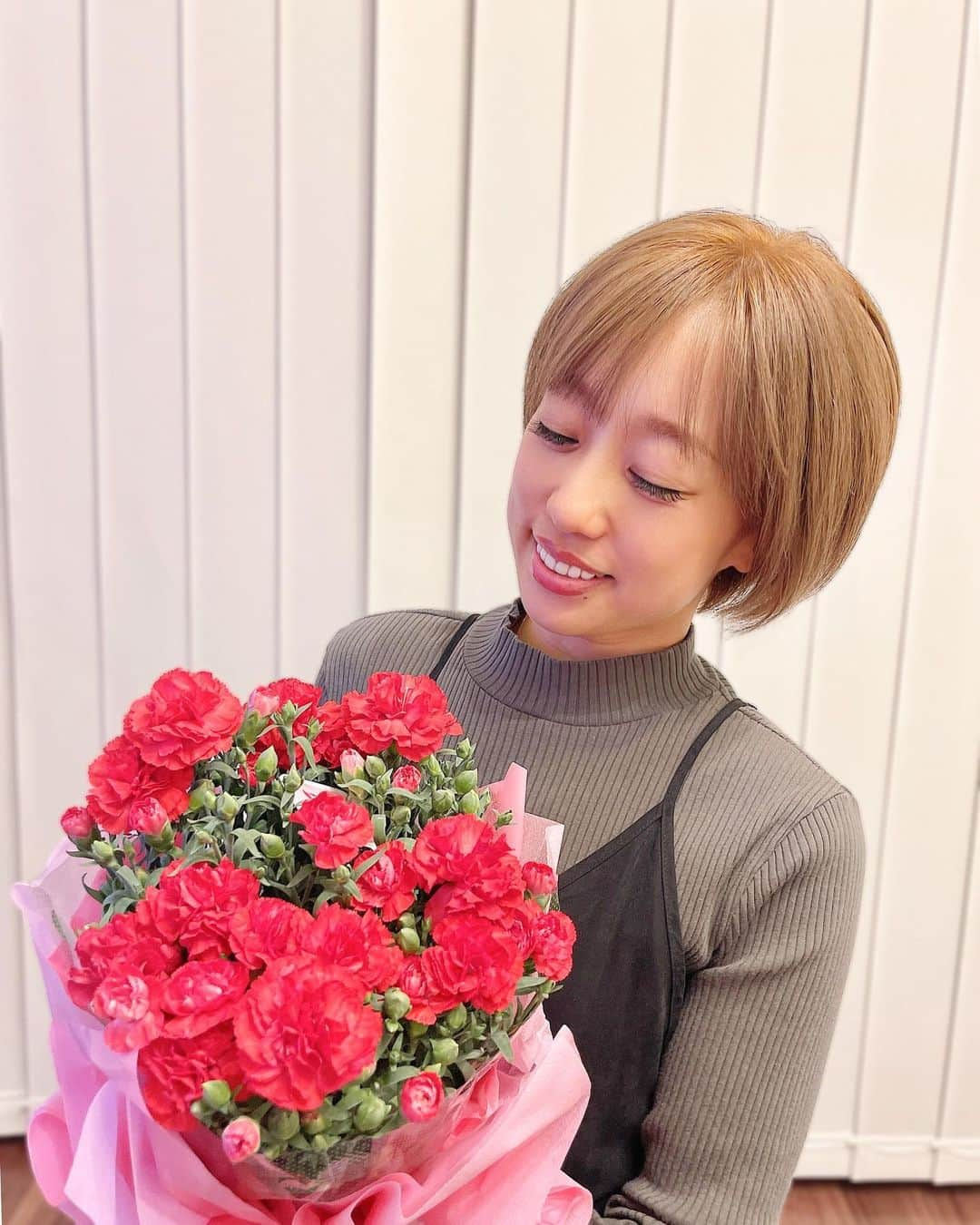 DJ YURiAのインスタグラム：「Happy Mother's Day🌹  自分自身が母になり、 母の大変さを体感して、 より感謝出来るようになりました。  母って偉大！！！ みんな誰かの子供。  『ありがとう』の一言で ママ達は頑張れますので、 気持ちはたくさん言葉で伝えて くださいね♡  大変なことはもちろん多いけど、 娘の成長が何より嬉しいし、 家族が笑顔で過ごしてくれたら それだけで幸せです。  その幸せの土台は健康。  "父親が無知なら貧乏になり、  母親が無知なら病気になる"  という言葉があるように、 家族の健康と笑顔の維持は、 大事な私の役割💪🏻  これからも学び続けて、 自分の家族をはじめとして、 関わってくださる全ての方、 特にママ達に向けて、 多面的なサポートが出来るように、 精進したいと思います💪🏻  私も母にしてくれてありがとう🌹  ママさん達これからも共に 頑張りましょーう！！❤️  #母の日 #mothersday」