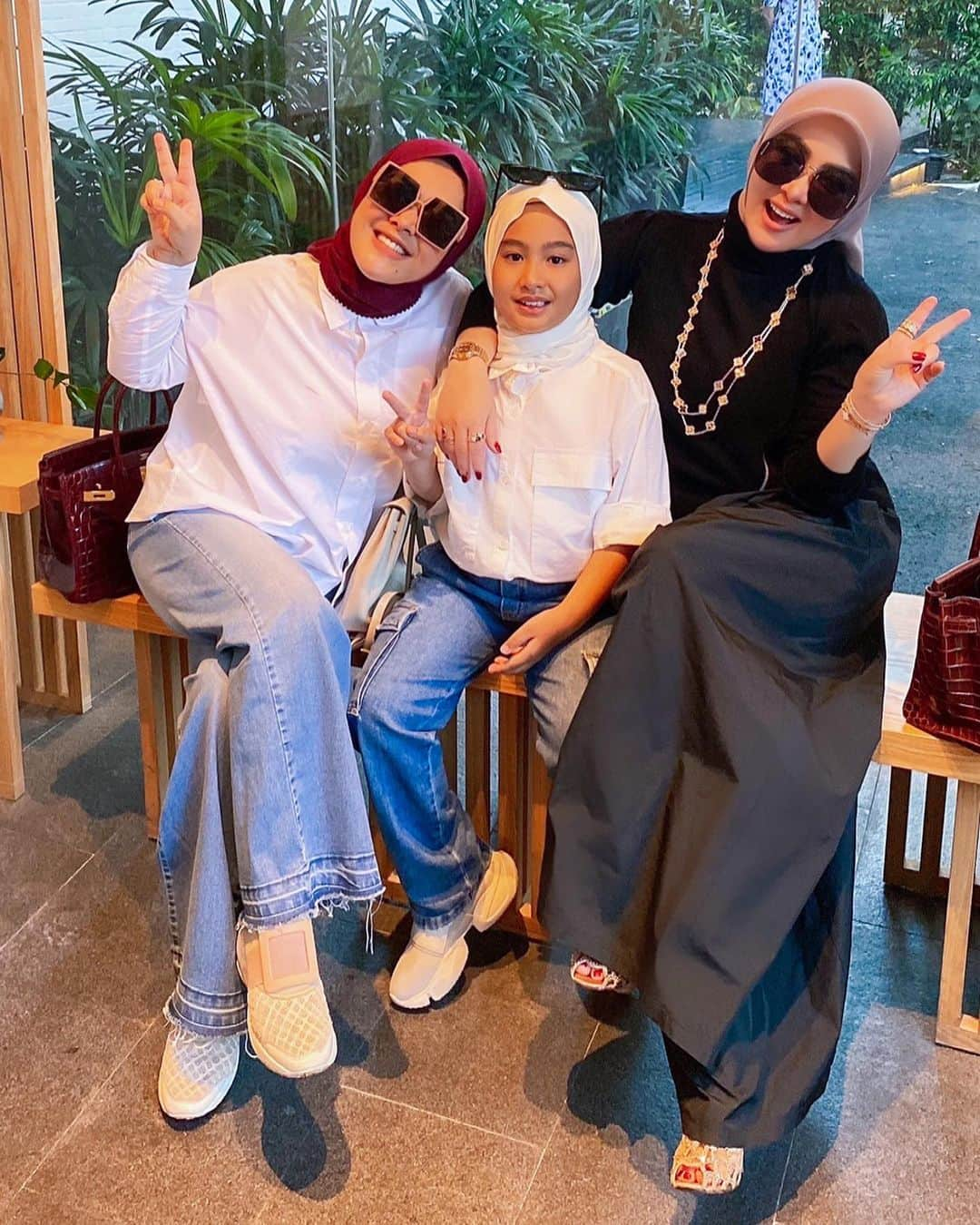 Syahriniさんのインスタグラム写真 - (SyahriniInstagram)「•  ~ My Only Little Sister @syh55 & My Ratu @ratu.arkanaya_ ~  ______________________ ~𝓢𝓨𝓡~ ______________________  #PrincesSyahrini #Singapore_May2023」5月14日 21時58分 - princessyahrini