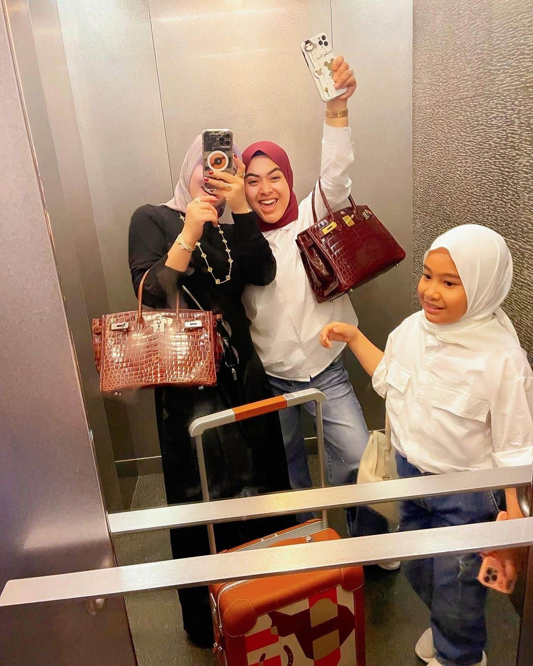 Syahriniさんのインスタグラム写真 - (SyahriniInstagram)「•  ~ My Only Little Sister @syh55 & My Ratu @ratu.arkanaya_ ~  ______________________ ~𝓢𝓨𝓡~ ______________________  #PrincesSyahrini #Singapore_May2023」5月14日 21時58分 - princessyahrini