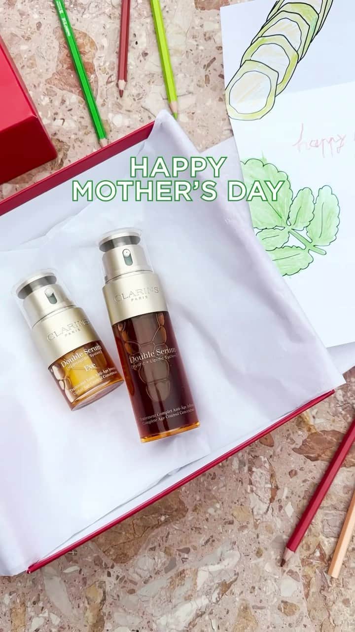 Clarins Canadaのインスタグラム：「Your mom deserves only the best.💖 Gift her the gift of youthful and radiant skin with our iconic duo: Double Serum and Double Serum Eye.✨ _________ Votre mère mérite que le meilleur. 💖 Offrez-lui le cadeau d’une peau jeune et rayonnante avec notre duo iconique : Double Serum et Double Serum Eye. ✨ . . . #Clarins #MothersDay #DoubleSerum」