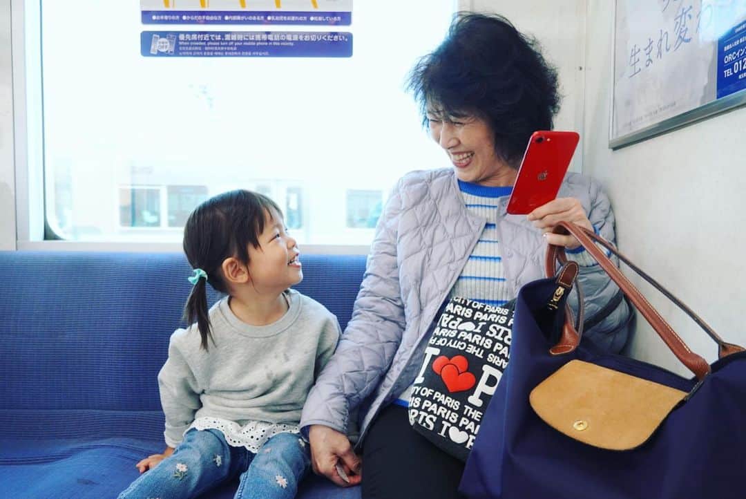 澤田かおりのインスタグラム：「私のお母さんと私をお母さんにしてくれた人。 Happy Mother’s Day to all the moms out there💐」
