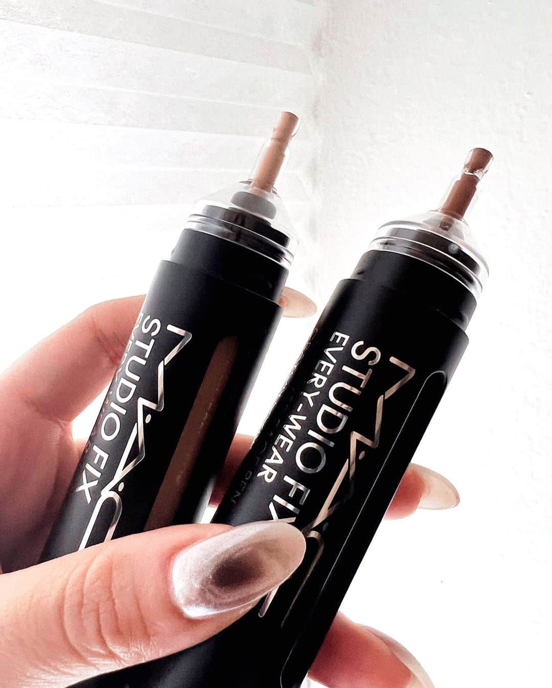 M·A·C Cosmetics BRのインスタグラム：「A nova Caneta 2 em 1 Coretivo e Base Studio Fix Face Pen é a solução perfeita para ter corretivo e base em um só produto! Vem conhecer este lançamento 2-em-1 que uniformiza e camufla olheiras, vermelhidão e marcas, sem causar acne.   Ideal para te acompanhar em todos os momentos, sem pesar na bolsa ou na pele. Não deixe de experimentar essa revolução da maquiagem! 😍✨  #MACStudioFixFacePen  #MACCliqueApliqueEPronto」