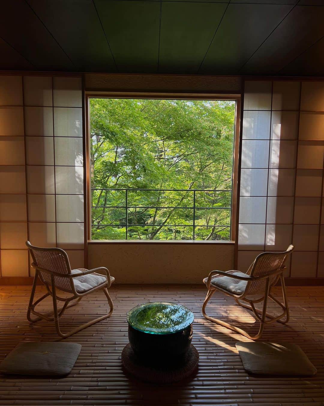 濱田杏奈さんのインスタグラム写真 - (濱田杏奈Instagram)「@beniyamukayu   ずっと訪れたいと思っていたお宿に念願叶って☺️  どこを見ても緑がとても水々しく美しくて、 時間帯によって館内の光の抜け方が変化するのも 何から何まで本当に素敵で。  何もせずに外の景色をただ眺めているだけで とても贅沢で幸せだった🪟✨  女将さんやご主人、スタッフの方々の温かいお心遣いも嬉しくて。 色んな季節に訪れてみたいとても素敵なお宿だったな🍃  #原研哉 #竹山聖 #建築 #べにや無何有 #beniyamukayu」5月14日 22時05分 - hamada_out