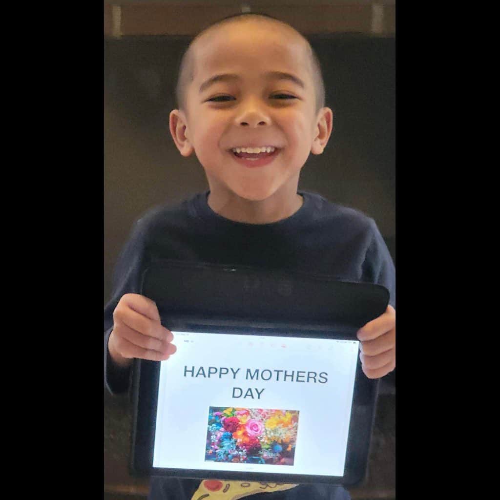 のインスタグラム：「Happy Mothers Day!  ついつい自分も母の日やん！って忘れそうになるけど（笑）  アメリカにいる息子から届きました 間も無く留学終了 成長した我が子に会うのを とても楽しみにしています！  産んでくれたお母さんありがとう 私を母にしてくれた息子ありがとう 息子を愛してくれる家族にありがとう  みなさんに素敵な 母の日が訪れていますように  #母の日 #バイリンガル教育」