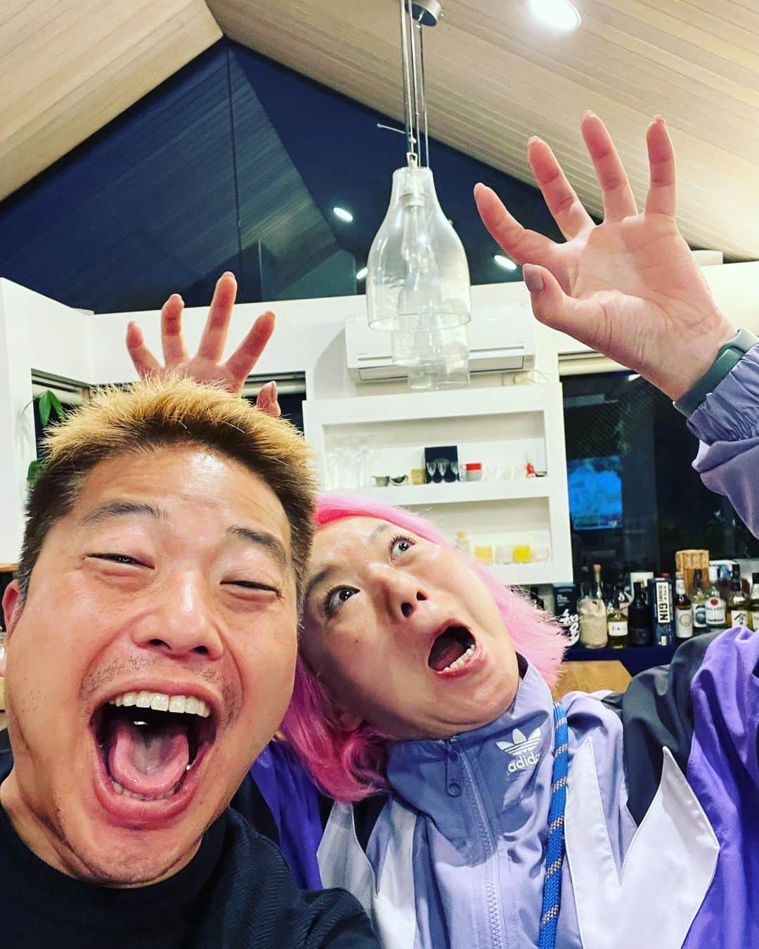 栗原心平さんのインスタグラム写真 - (栗原心平Instagram)「今日は母の日なのでみんなで集まりました。 初めは風邪気味で盛り上がらなかったけど… これとこれとこれとこれが入り 結果こうなる。 #栗原心平 #shimpeikurihara #母の日 #母の日ディナー #ステーキ #水炊き #白和え出すの忘れた😵 #母より楽しむ姉弟 #咳がひどい #今年の風邪は声枯れる#いつも料理撮り忘れる」5月14日 22時06分 - shimpei_kurihara