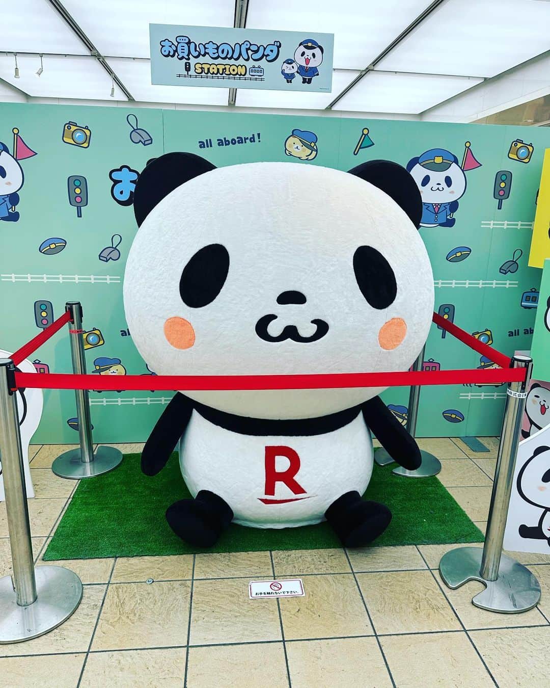生天目仁美 さんのインスタグラム写真 - (生天目仁美 Instagram)「囚われのパンダ。  大きい。可愛い。  楽天パンダって名前だと思ってたら お買いものパンダって名前なのね。  #なばさんぽ　 #東京駅」5月14日 22時06分 - naba3po