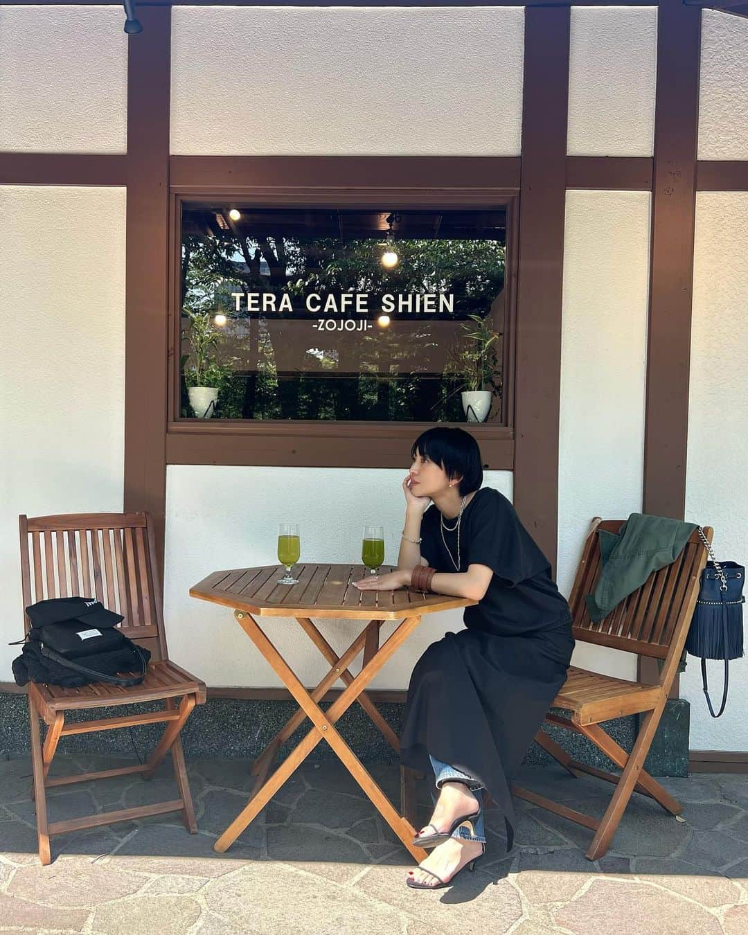 二宮こずえさんのインスタグラム写真 - (二宮こずえInstagram)「. 東京にこんな癒されるところがあるとは！ 散歩していて増上寺に行ったら 素敵なカフェを発見  天気が良く、風も心地よく 緑がいっぱいで 最高に気持ちがよかった🍃  トップス　@uniqlo_jp  スカート　@plage_jp  デニム　ヴィンテージ　@levis.vintage.clothing  （ @vinivini_tokyo ） 靴　@nebulonie.japan  バッグ　@jandmdavidson  ピアス　OLD  Tiffany&Co. （ @tahu_jewelry ） ネックレス　@ucalypt_accessories  バングル　OLD Bottega Veneta（ @aura_milano_vintage ）  #153cm #153cmコーデ」5月14日 22時08分 - cozue_n