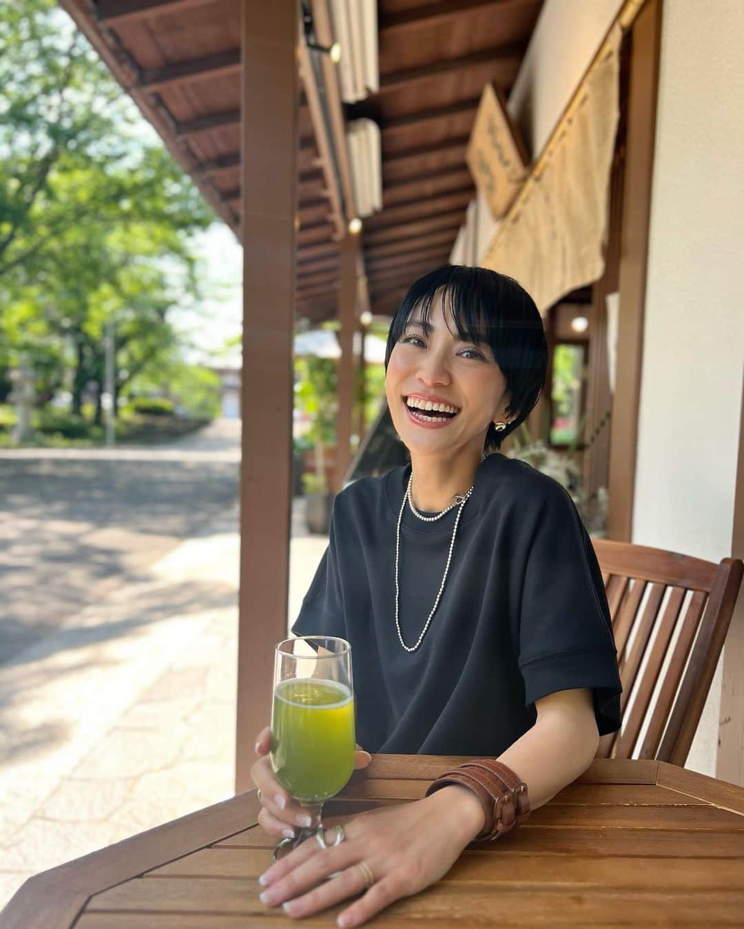 二宮こずえさんのインスタグラム写真 - (二宮こずえInstagram)「. 東京にこんな癒されるところがあるとは！ 散歩していて増上寺に行ったら 素敵なカフェを発見  天気が良く、風も心地よく 緑がいっぱいで 最高に気持ちがよかった🍃  トップス　@uniqlo_jp  スカート　@plage_jp  デニム　ヴィンテージ　@levis.vintage.clothing  （ @vinivini_tokyo ） 靴　@nebulonie.japan  バッグ　@jandmdavidson  ピアス　OLD  Tiffany&Co. （ @tahu_jewelry ） ネックレス　@ucalypt_accessories  バングル　OLD Bottega Veneta（ @aura_milano_vintage ）  #153cm #153cmコーデ」5月14日 22時08分 - cozue_n