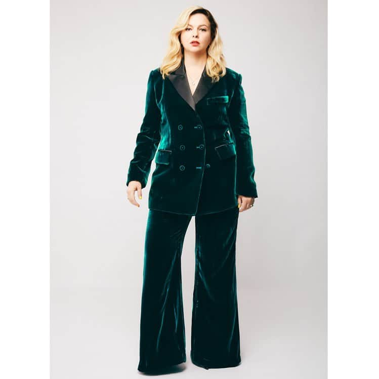 アンバー・タンブリンのインスタグラム：「She’s 40.   Underneath this gorgeous @AlbertaFerretti suit is a pair of equally gorgeous breasts, and my gift for myself for my 40th birthday was making an appointment for my first mammogram. Did you know the new recommended age to start breast cancer screenings is 40? Take care of those gorgeous jugs, friends. The world needs them.  Extra special shoutout to the ones who keep me looking and feeling fly: Styling @CristinaEhrlich  Hair @MatthewMonzon Makeup @NickBarose  #BirthdayGirl #Forty #Boobs」