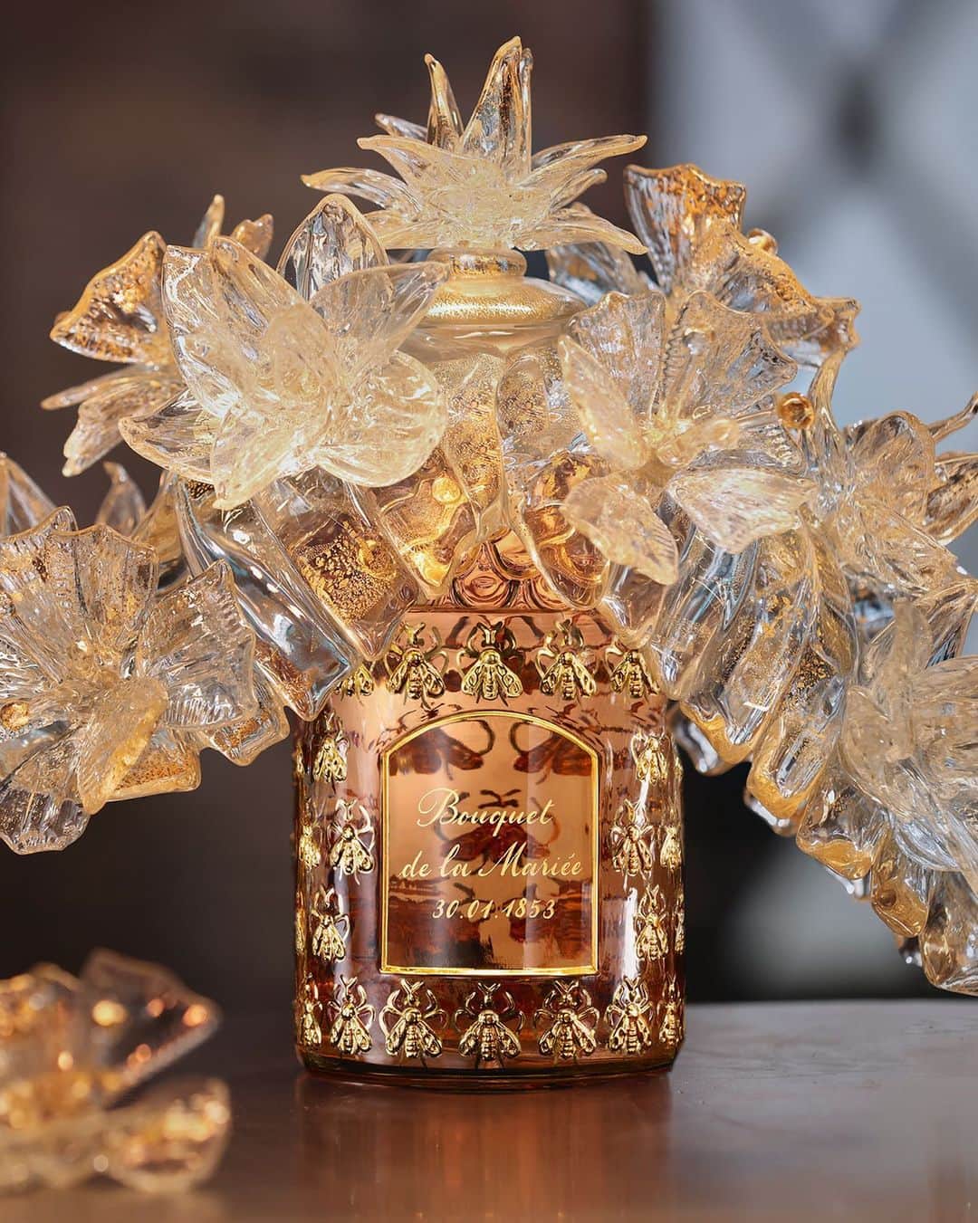 ゲランさんのインスタグラム写真 - (ゲランInstagram)「“Even before it is fashioned, the glass that makes up this crystalline piece exudes a certain magic. I very quickly saw how the flowers could be arranged, breaking free from or entering into the bottle in graceful ripples." - Aristide Najean, glassmaker​  #Guerlain #GuerlainParfumeur #ExceptionalPiece #BeeBottle @aristide.najean」5月14日 22時10分 - guerlain